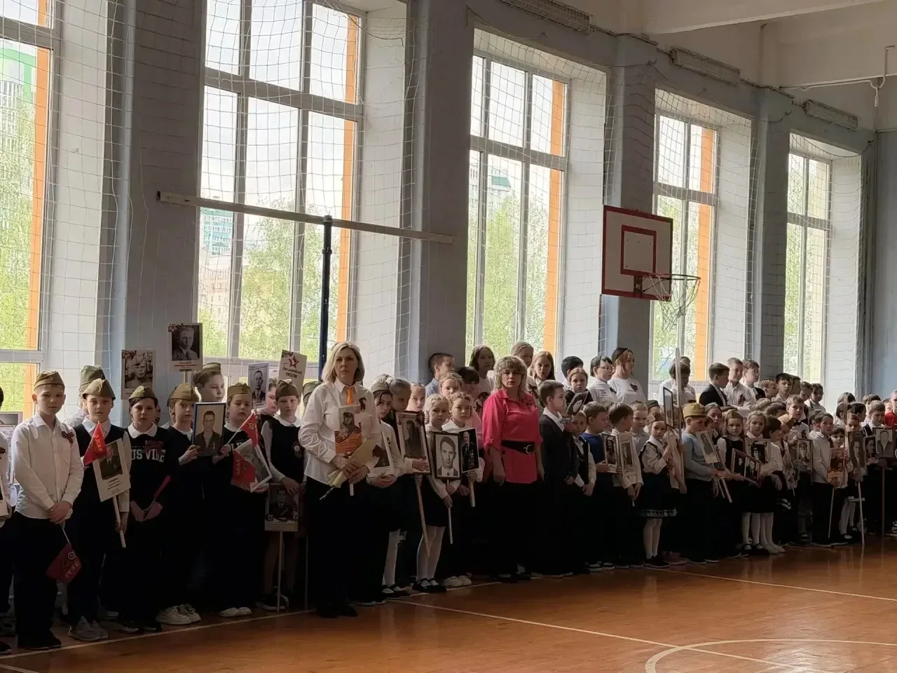 Торжественная линейка и шествие «Бессмертный полк» прошли в стенах спортивного зала начальной школы.