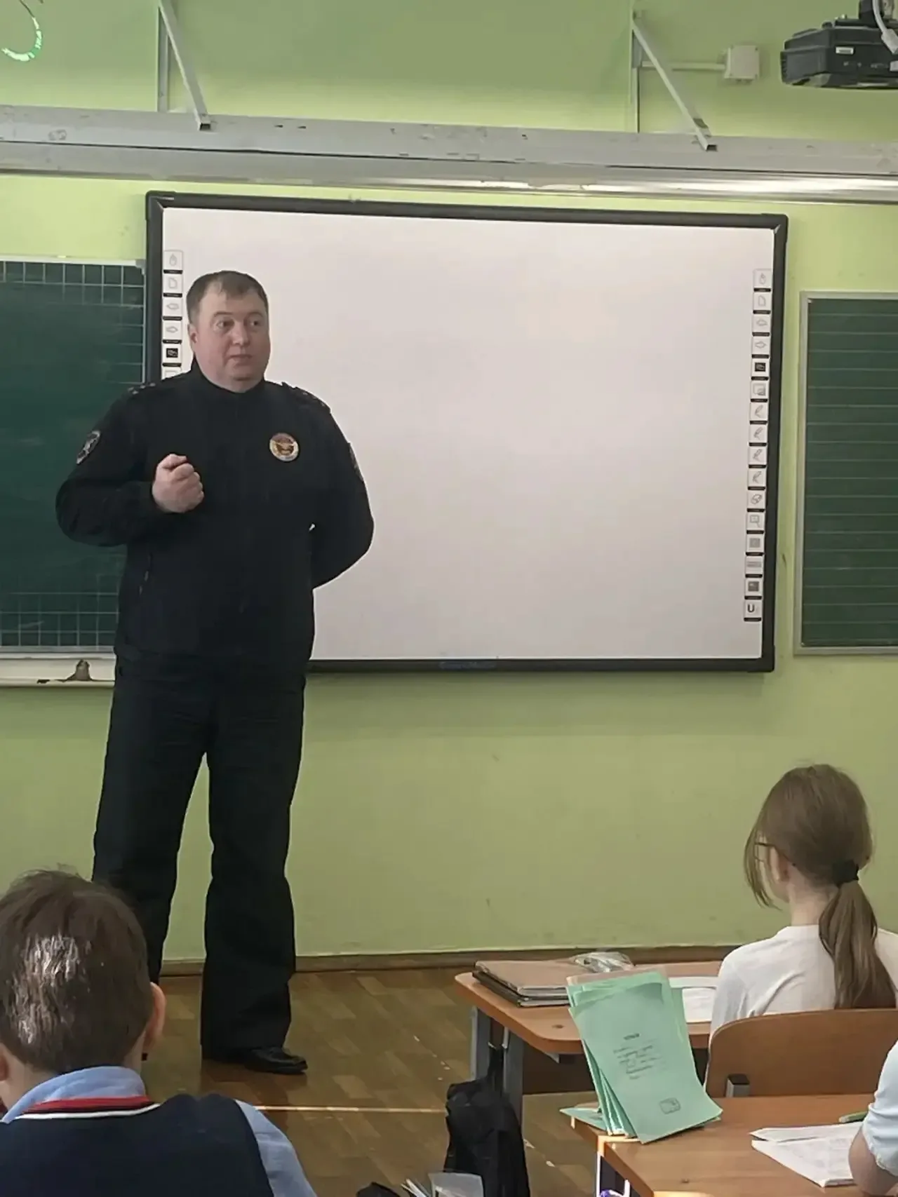 Сегодня в корпусе на Яхтенной состоялась встреча учащихся с инспектором ГАИ Кондрашиным А.С. Ребятам