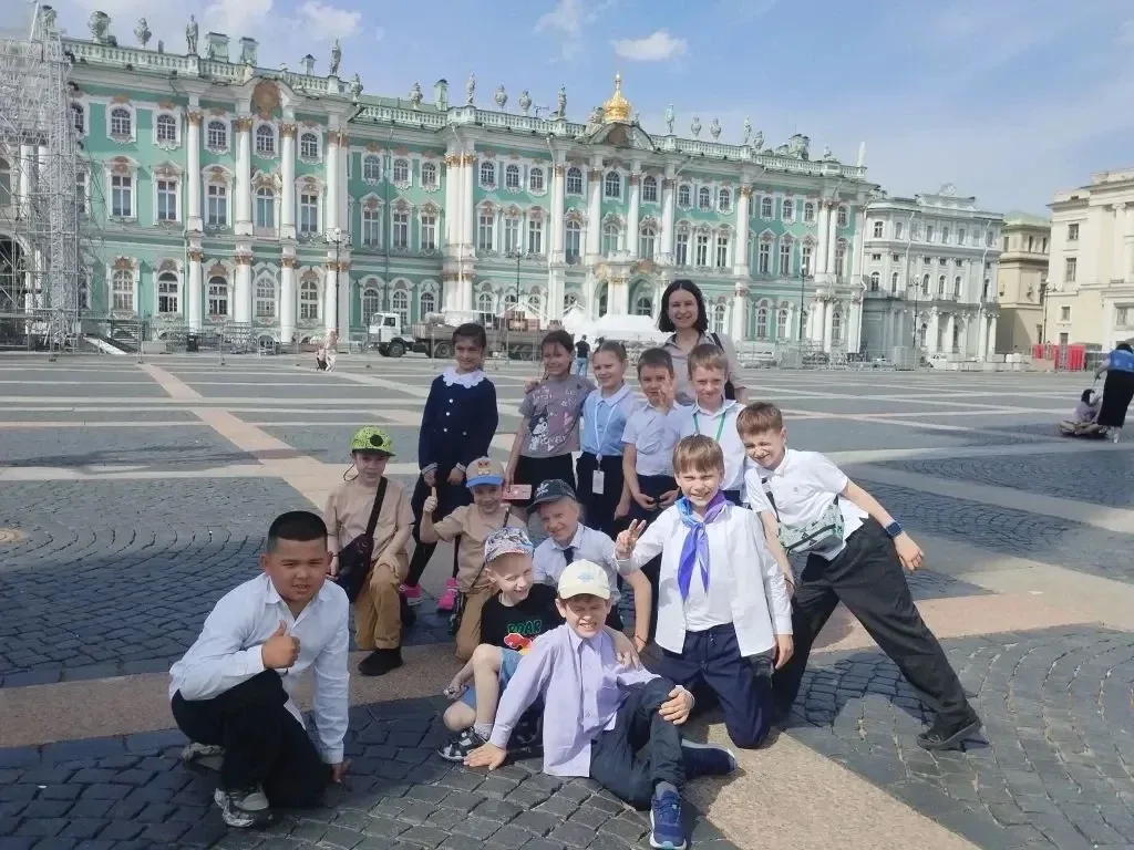 Ученики 2б класса посетили Государственный Эрмитаж. Побывали в парадных залах дворца, узнали про вис