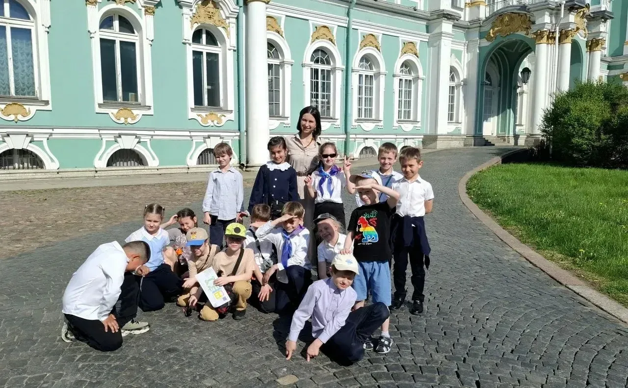 Ученики 2б класса посетили Государственный Эрмитаж. Побывали в парадных залах дворца, узнали про вис