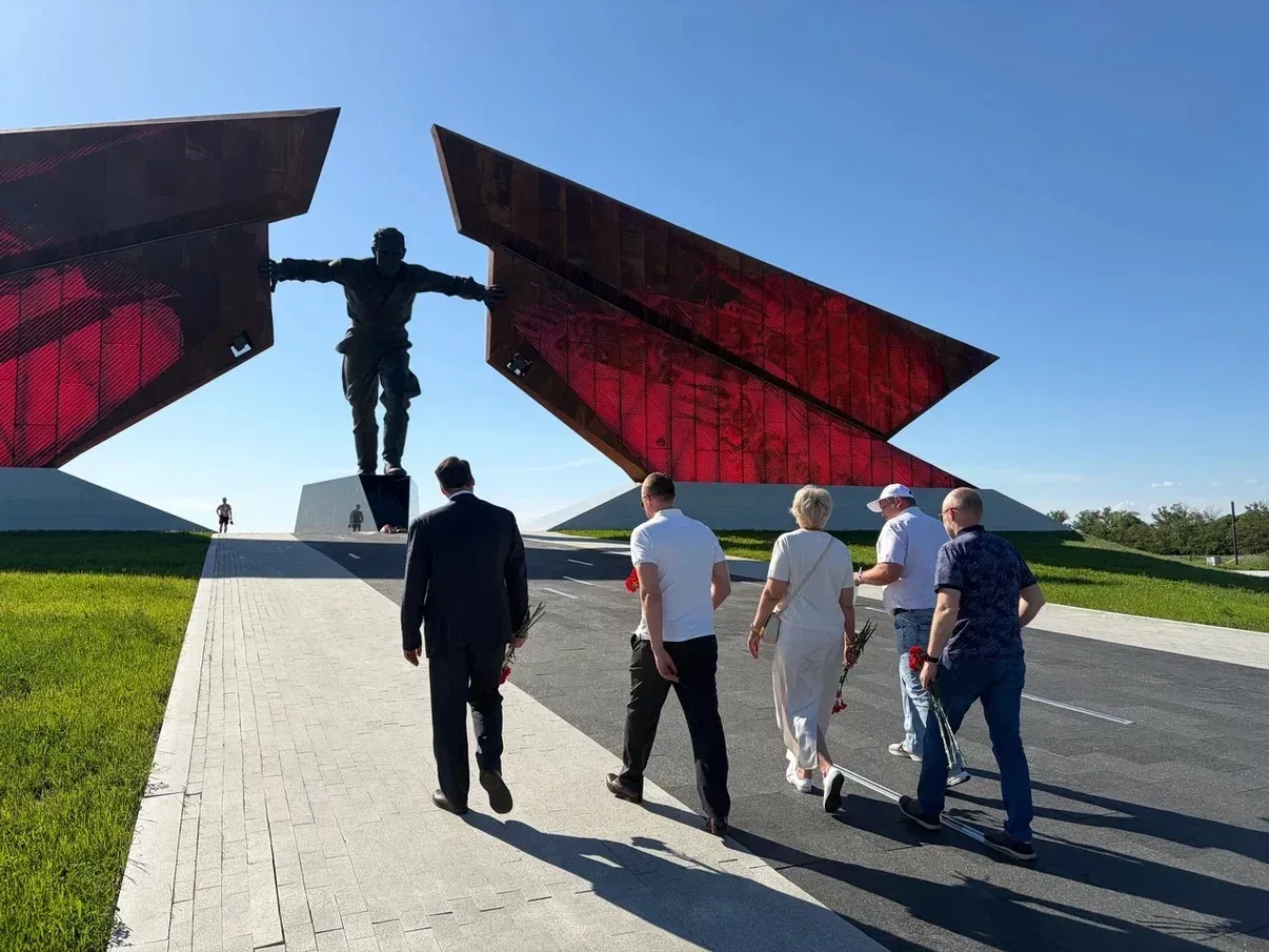 🕯️ После завершения XV Молодёжного Форума «Молодежь и политика: едины - значит сильны» гости из Белг