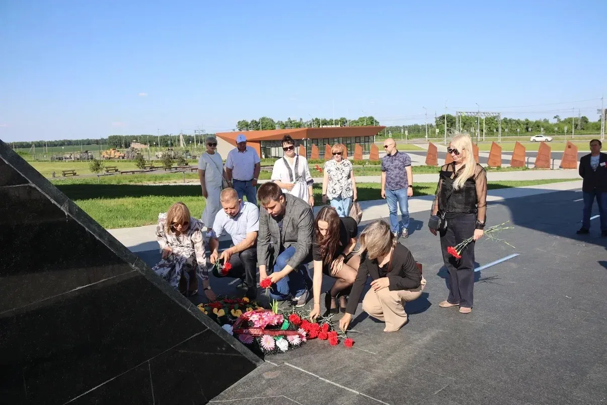 🕯️ После завершения XV Молодёжного Форума «Молодежь и политика: едины - значит сильны» гости из Белг