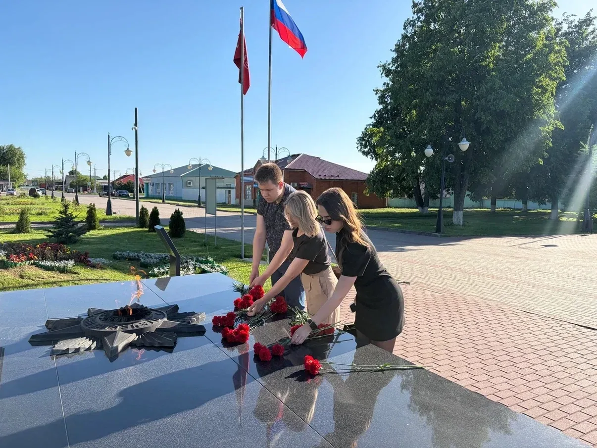 🕯️ После завершения XV Молодёжного Форума «Молодежь и политика: едины - значит сильны» гости из Белг