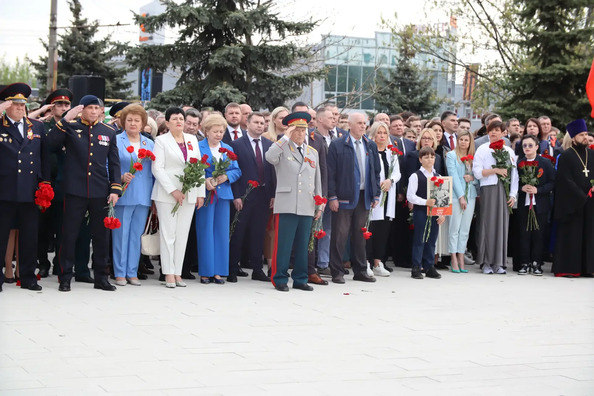 В День Великой Победы представители Избирательной комиссии Курской области вместе с курянами возложи