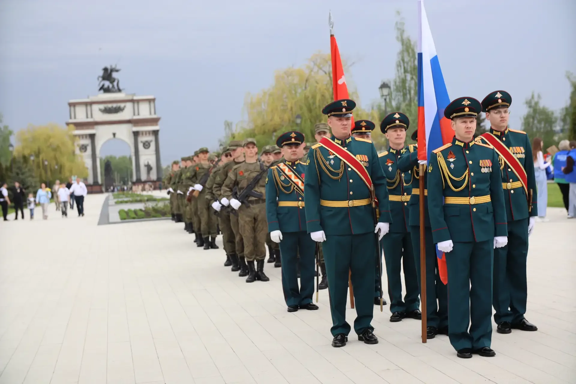 В День Великой Победы представители Избирательной комиссии Курской области вместе с курянами возложи