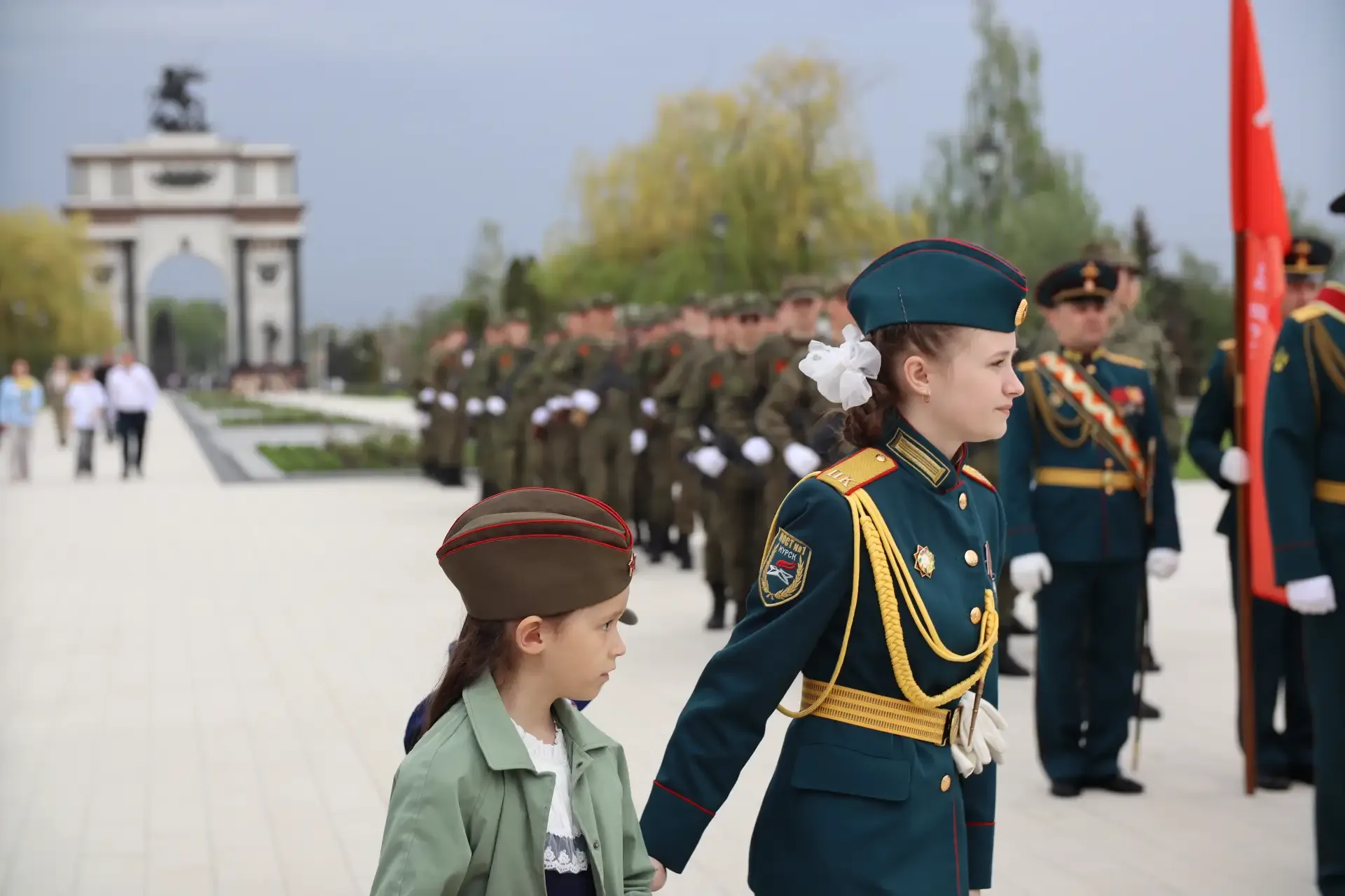 В День Великой Победы представители Избирательной комиссии Курской области вместе с курянами возложи