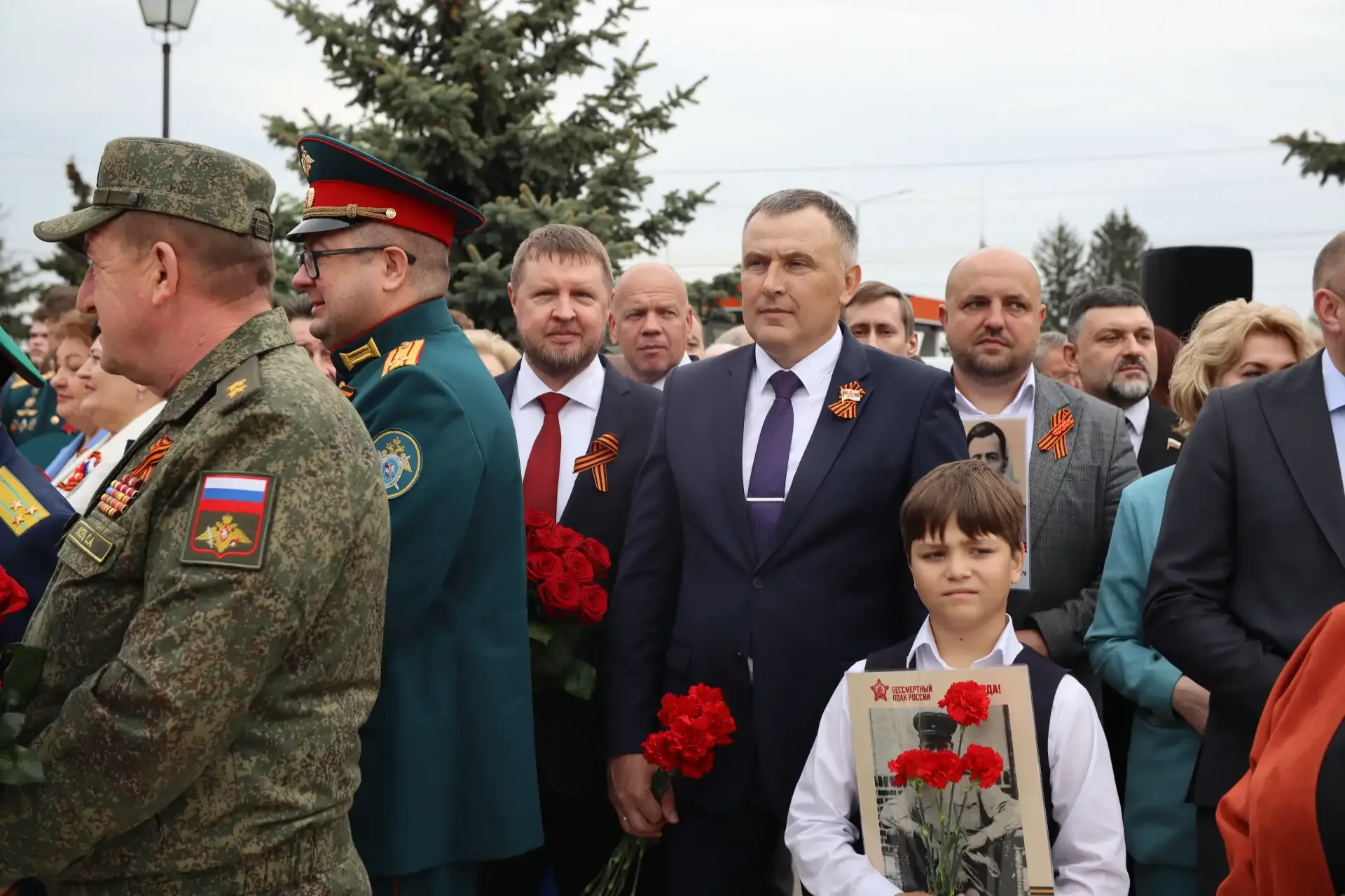 В День Великой Победы представители Избирательной комиссии Курской области вместе с курянами возложи