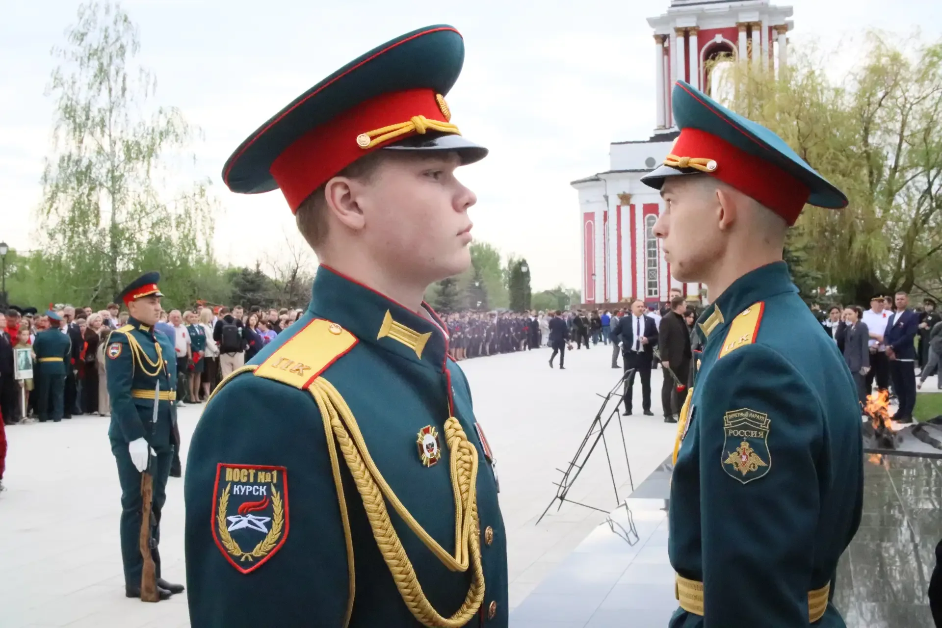 В День Великой Победы представители Избирательной комиссии Курской области вместе с курянами возложи