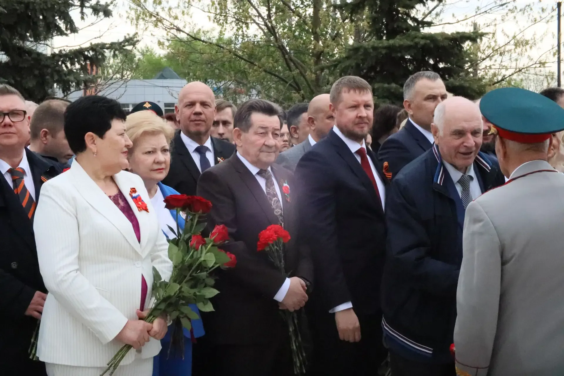 В День Великой Победы представители Избирательной комиссии Курской области вместе с курянами возложи