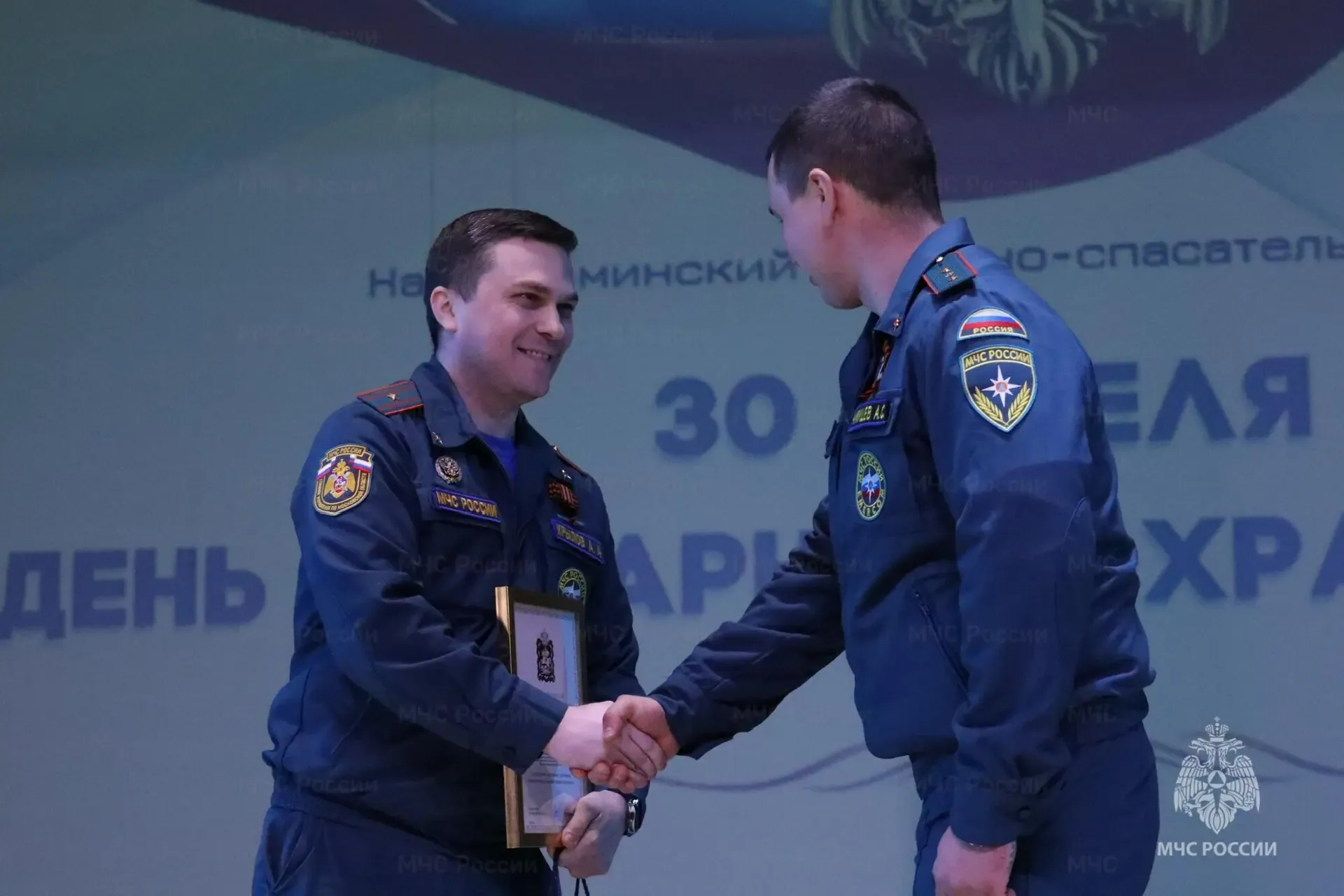 🔸Пожарных Наро-Фоминска поздравили с профессиональным праздником   В Наро-Фоминском пожарно-спасател
