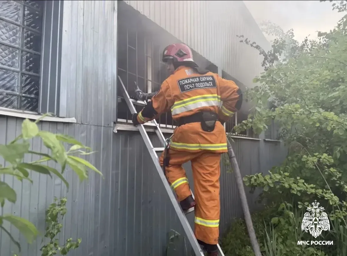 📌В Подольске локализовали пожар в нежилом здании  Сегодня вечером подразделения Подольского пожарно-