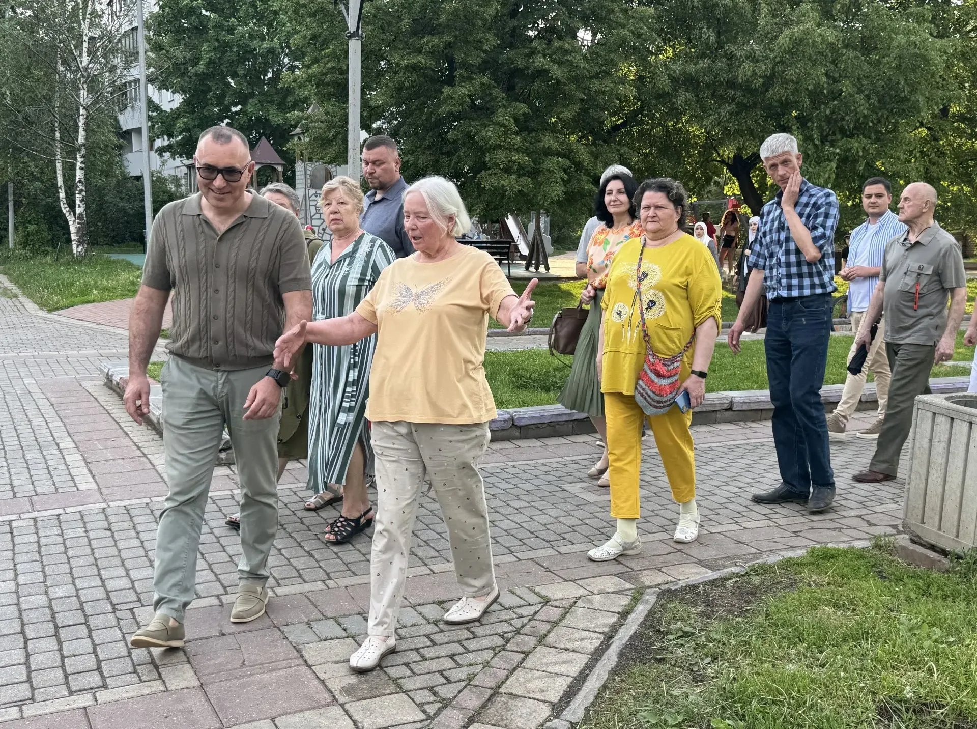 Алексей Зотов провел обход на Сиреневом бульваре  Глава управы района Троицк Алексей Зотов, совместн