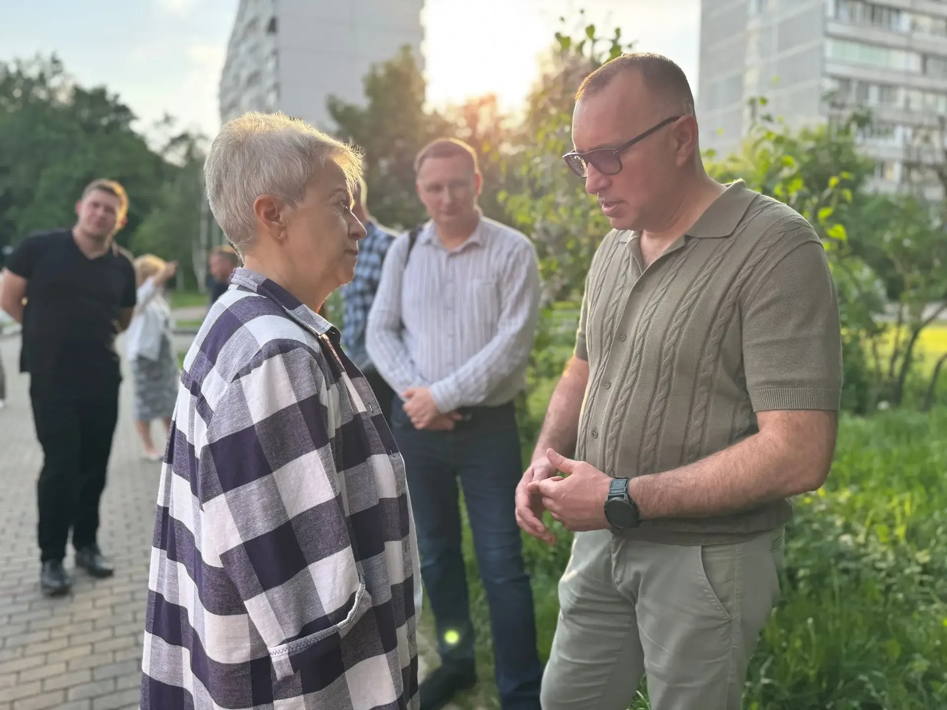 Алексей Зотов провел обход на Сиреневом бульваре  Глава управы района Троицк Алексей Зотов, совместн
