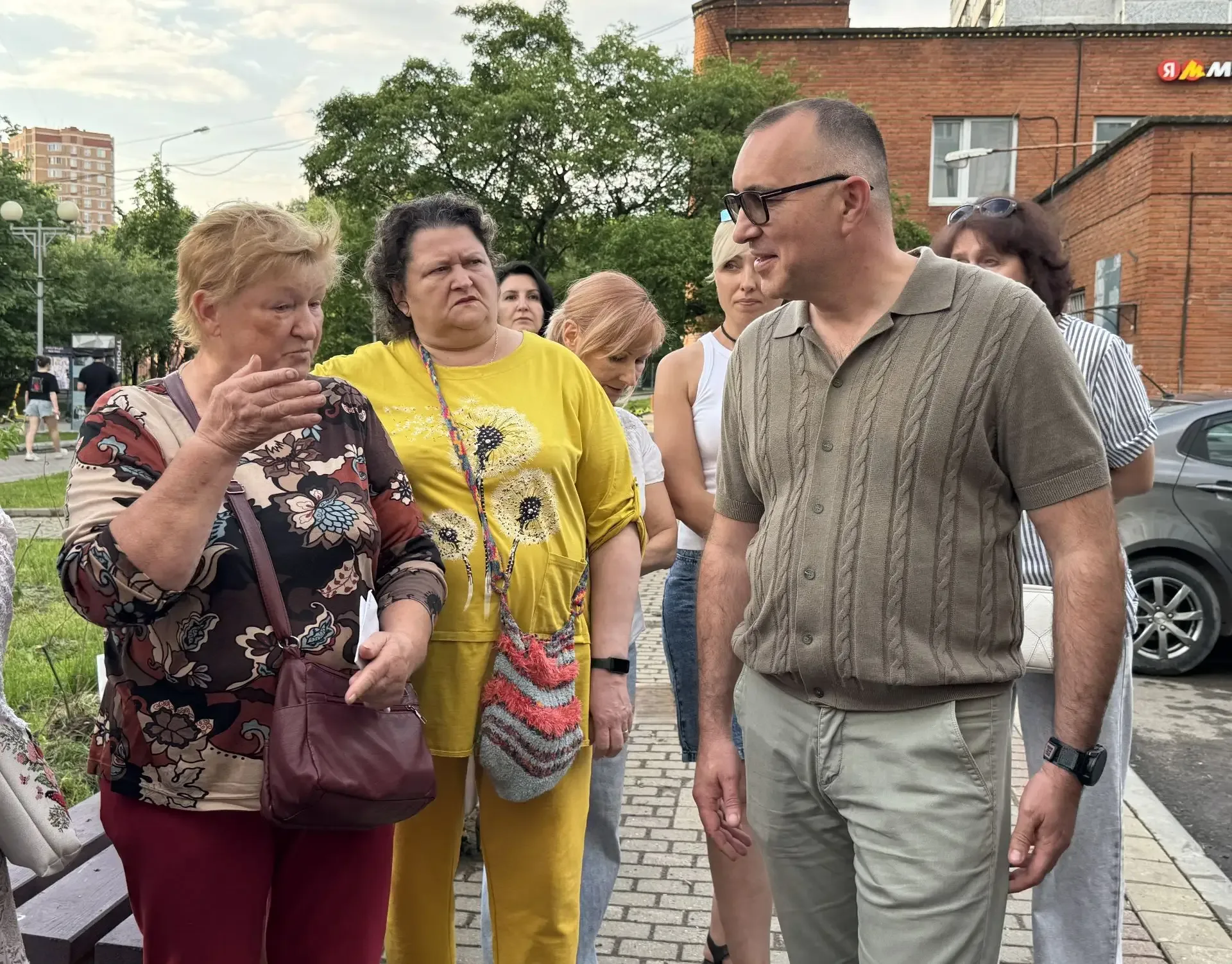 Алексей Зотов провел обход на Сиреневом бульваре  Глава управы района Троицк Алексей Зотов, совместн