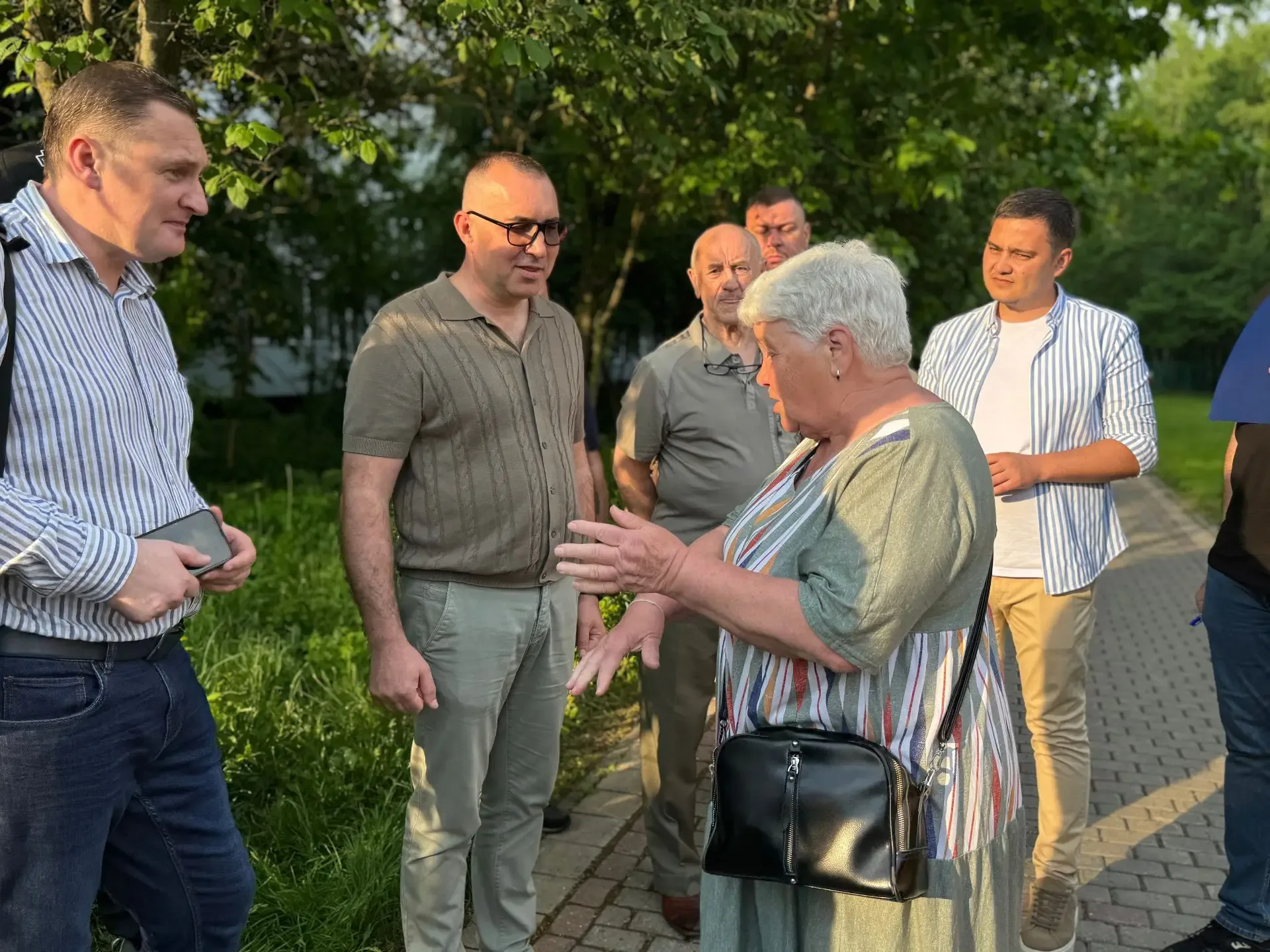 Алексей Зотов провел обход на Сиреневом бульваре  Глава управы района Троицк Алексей Зотов, совместн