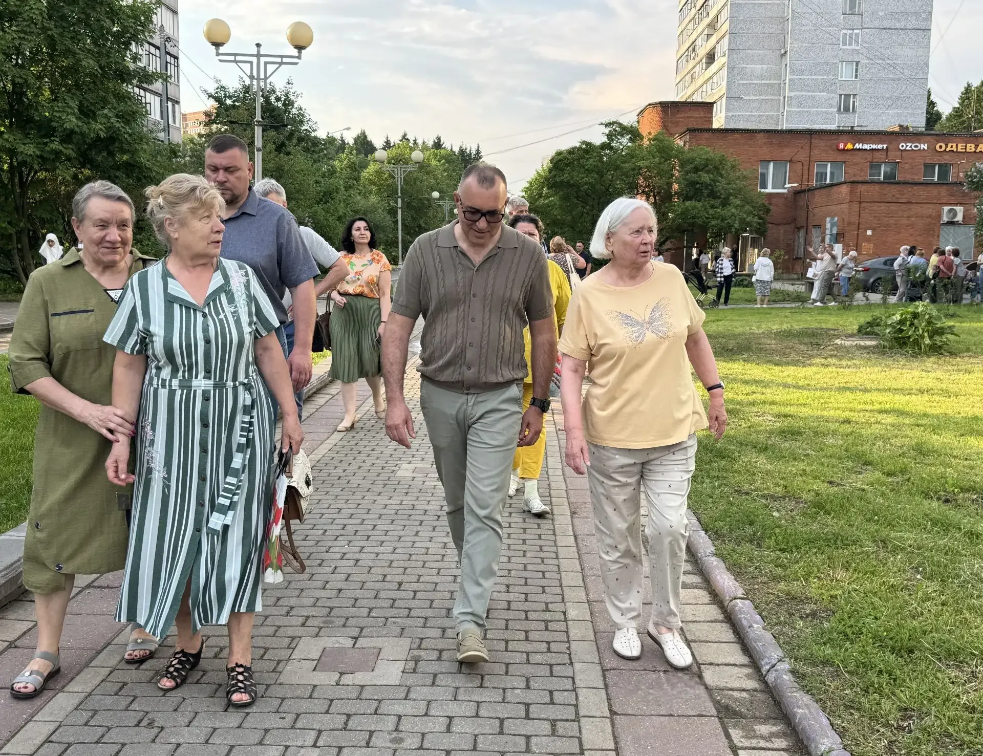 Алексей Зотов провел обход на Сиреневом бульваре  Глава управы района Троицк Алексей Зотов, совместн