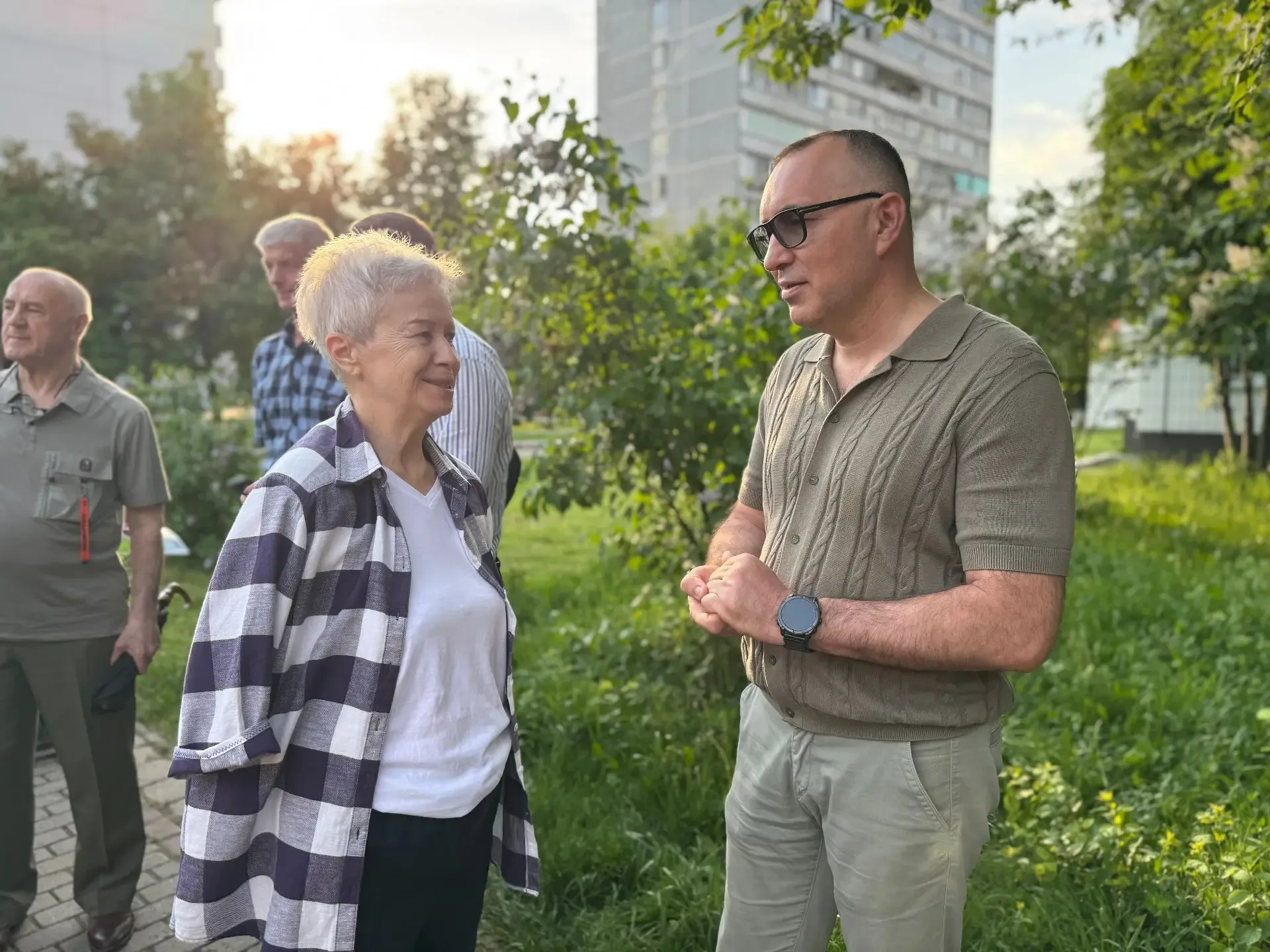 Алексей Зотов провел обход на Сиреневом бульваре  Глава управы района Троицк Алексей Зотов, совместн