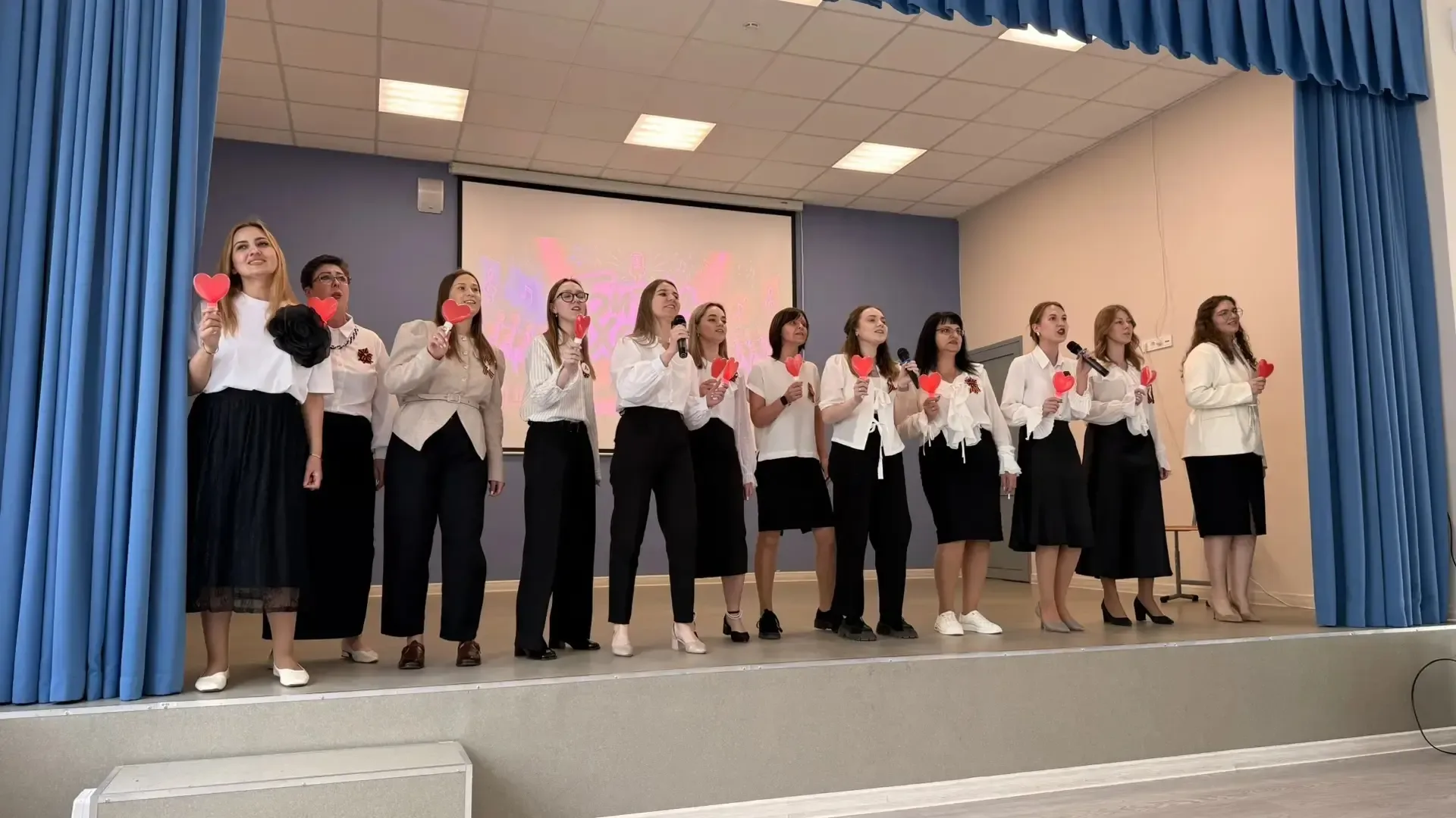 🏫 Финал «Битвы хоров» в МБОУ "Образовательный комплекс  имени Владимира Храброго" — в честь Дня Побе