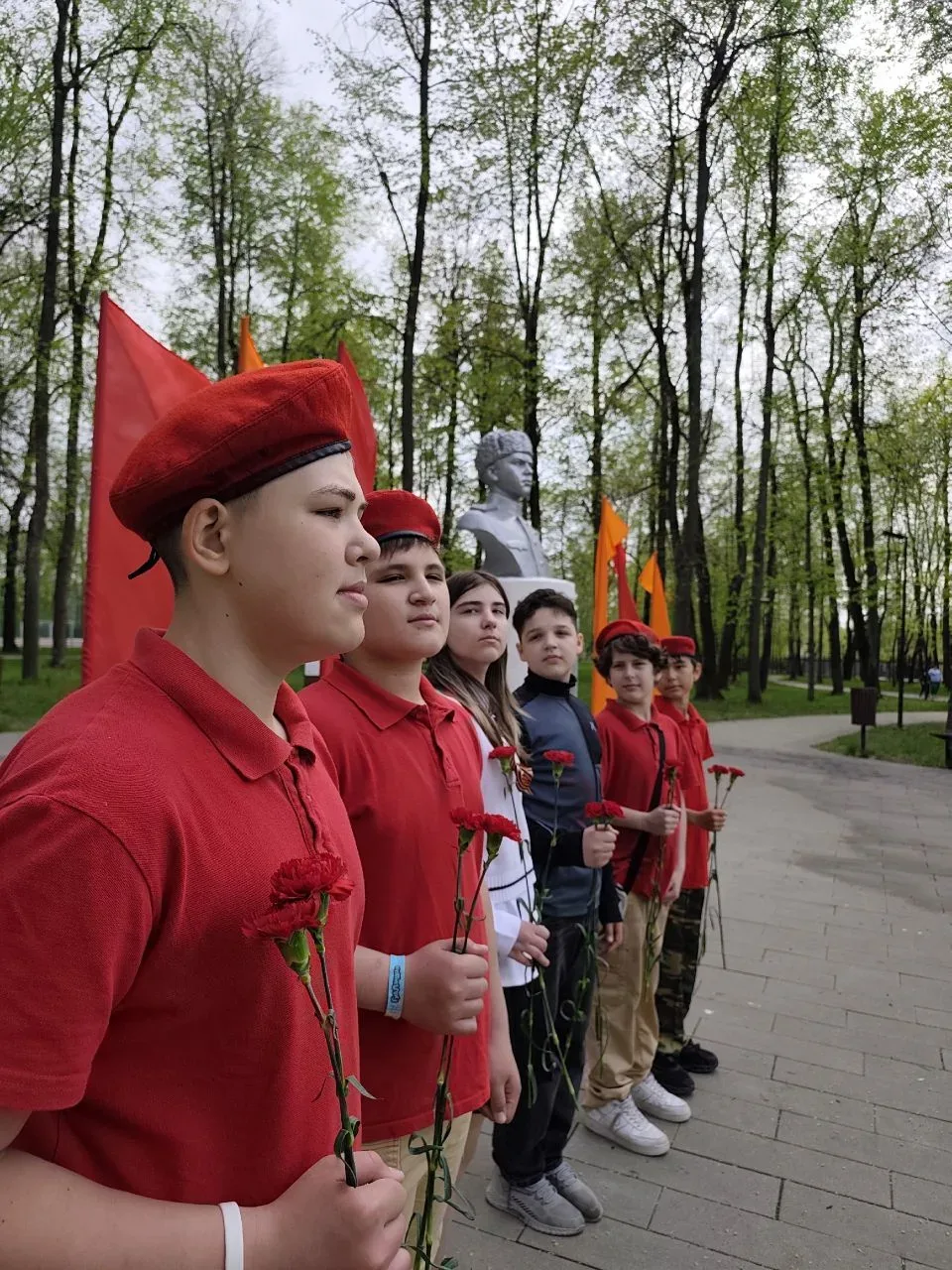 🕊️ Юнармейский отряд «Искра» принял участие в патриотической акции «Я помню!»  🌸 Ребята пришли в пар