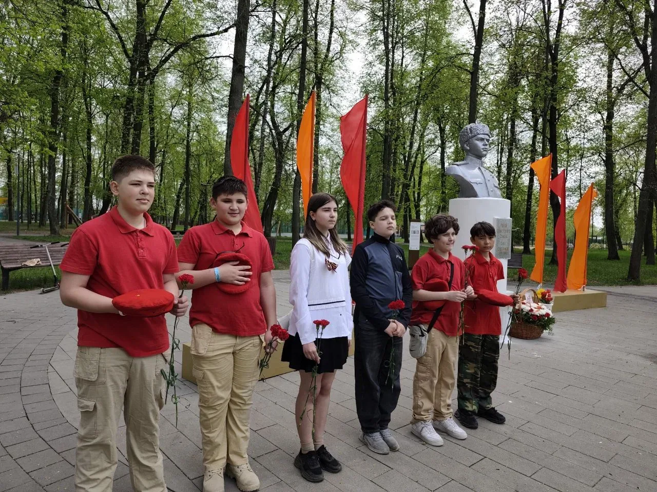 🕊️ Юнармейский отряд «Искра» принял участие в патриотической акции «Я помню!»  🌸 Ребята пришли в пар
