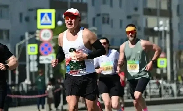 Житель Бурятии посвятил забег на марафоне брату, погибшему на СВО 🙏  В столице Татарстана с 1 по 3 м
