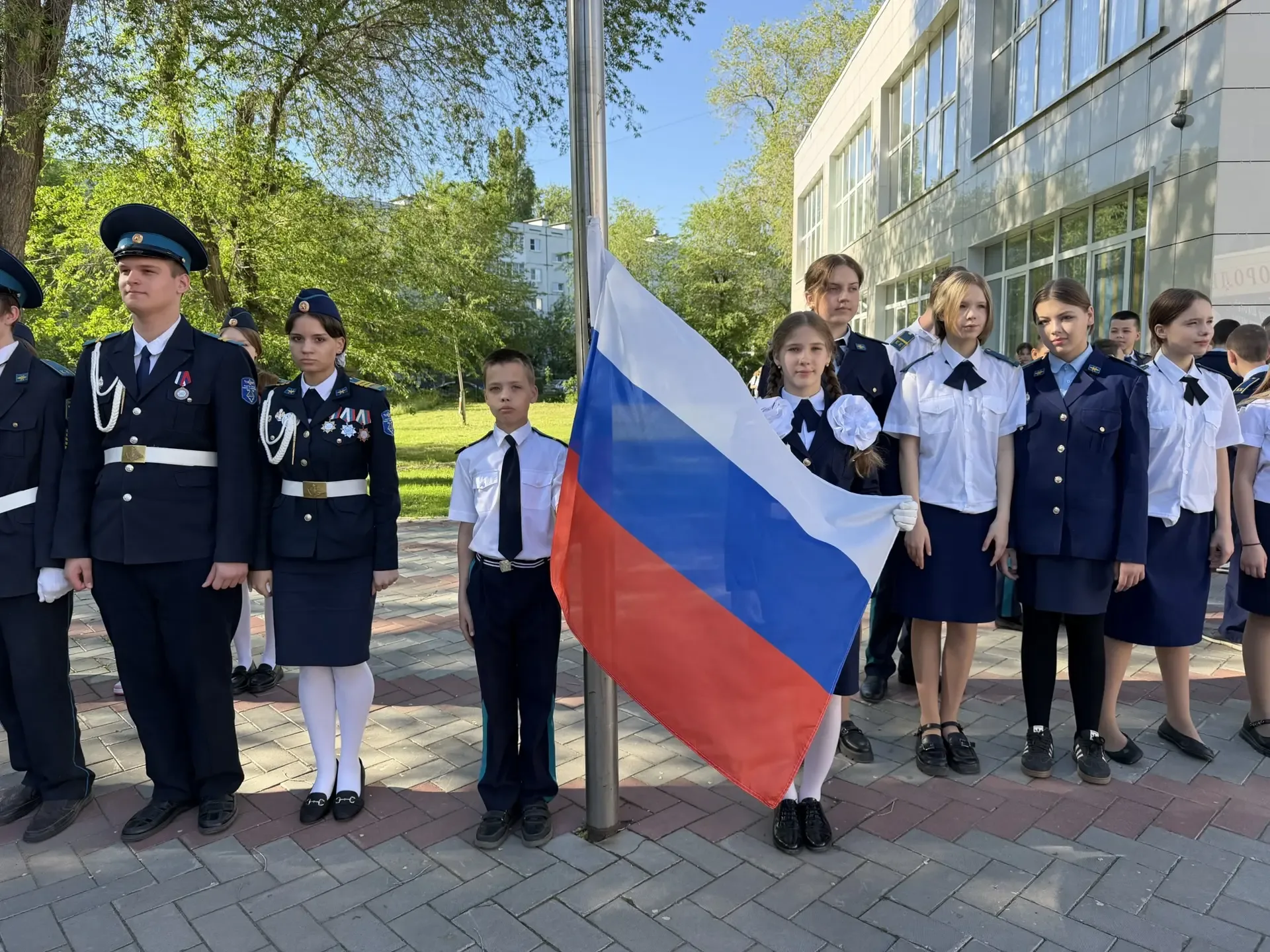 Традиционно утро понедельника в нашей школе началось с линейки поднятия флага Российской Федерации🇷🇺