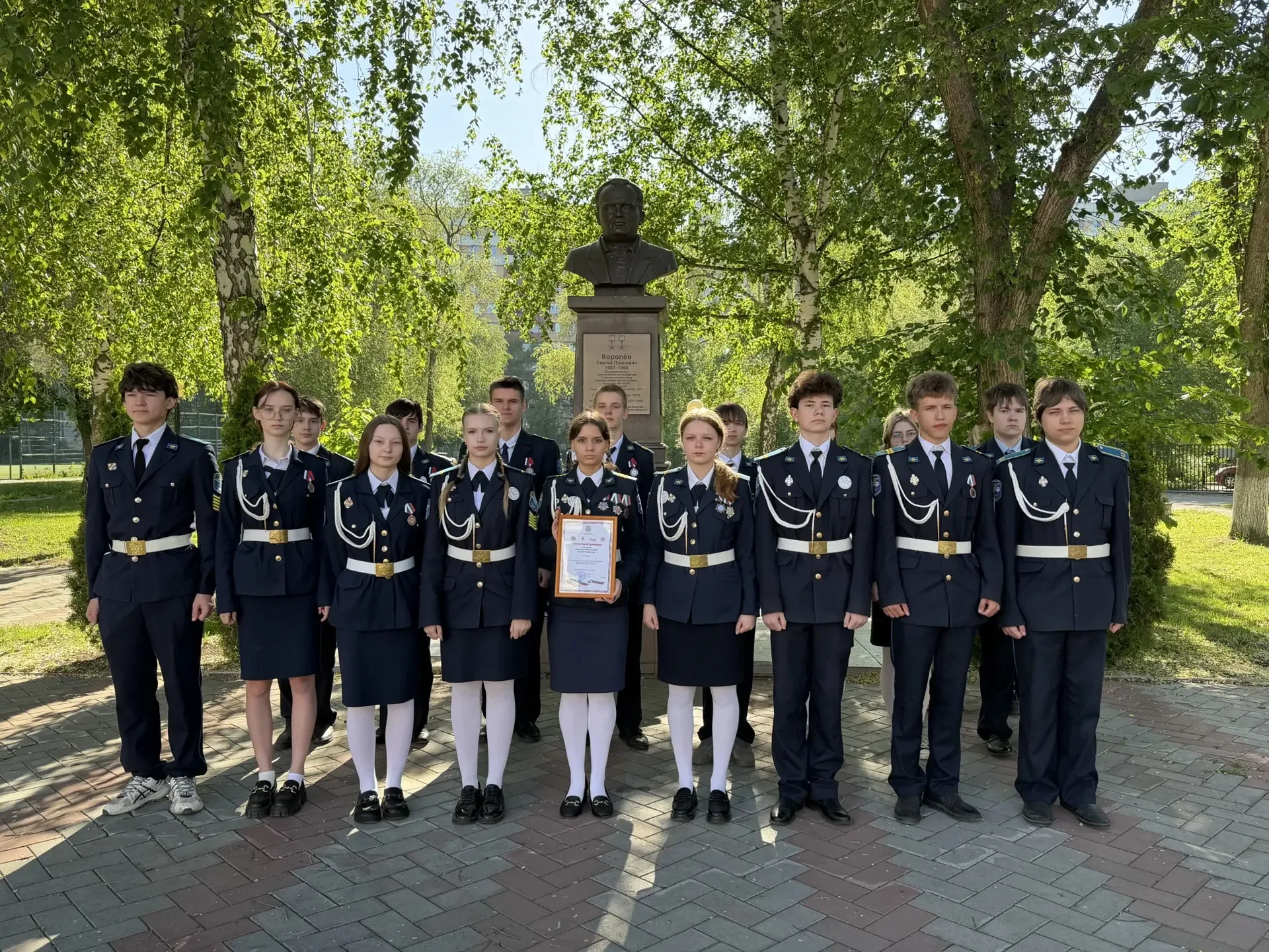Традиционно утро понедельника в нашей школе началось с линейки поднятия флага Российской Федерации🇷🇺