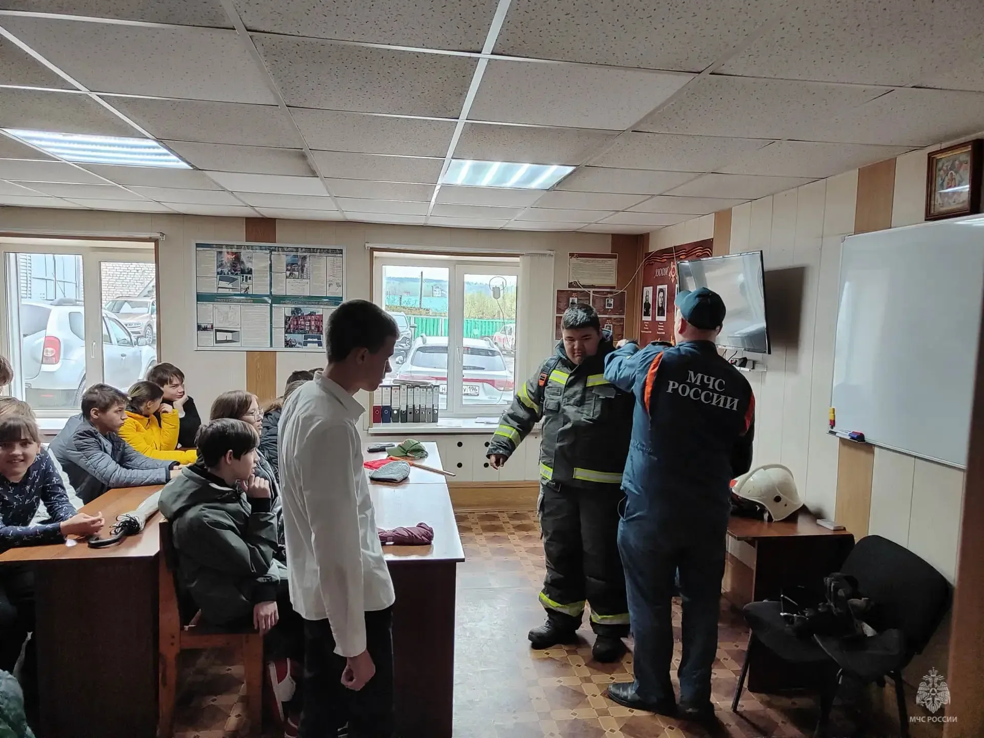 🚒 Экскурсия в пожарно-спасательную часть: день открытий для воспитанников Михайловской школы-интерна