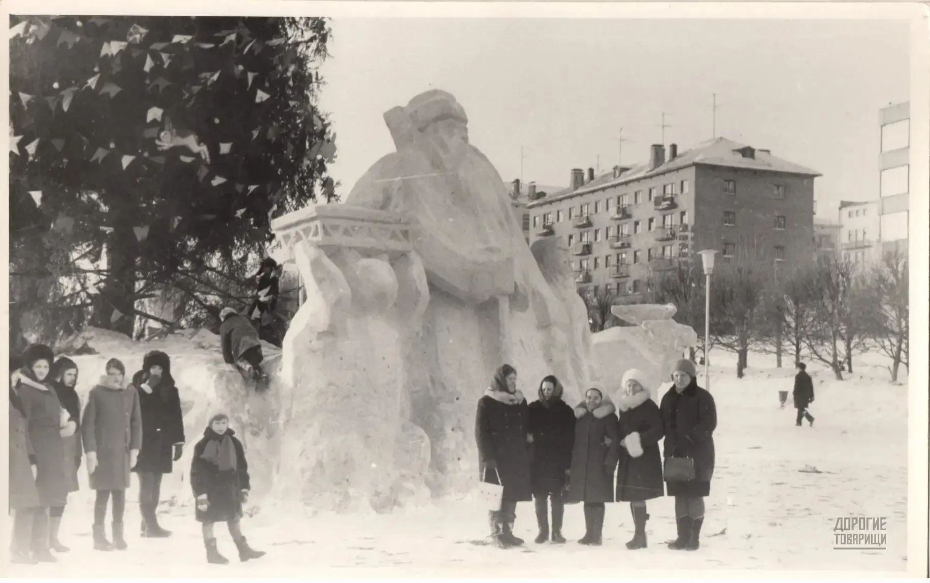 📸 На фото - предновогодний Сыктывкар, 1970-е годы  Похоже, что главных ёлок в столице Коми тогда был