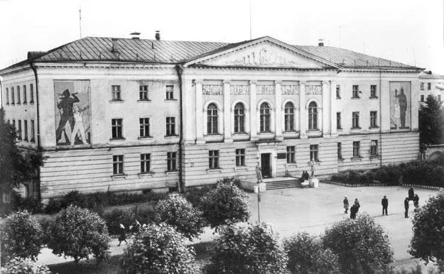 📸 На фото - "Дворец пионеров" в Сыктывкаре  Здание было построено в 1950-е годы в классическом стиле