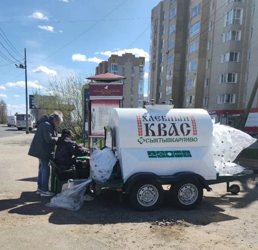 🌞 Примета наступления теплого сезона: в Сыктывкаре начали продавать квас из бочек  Уличные точки роз