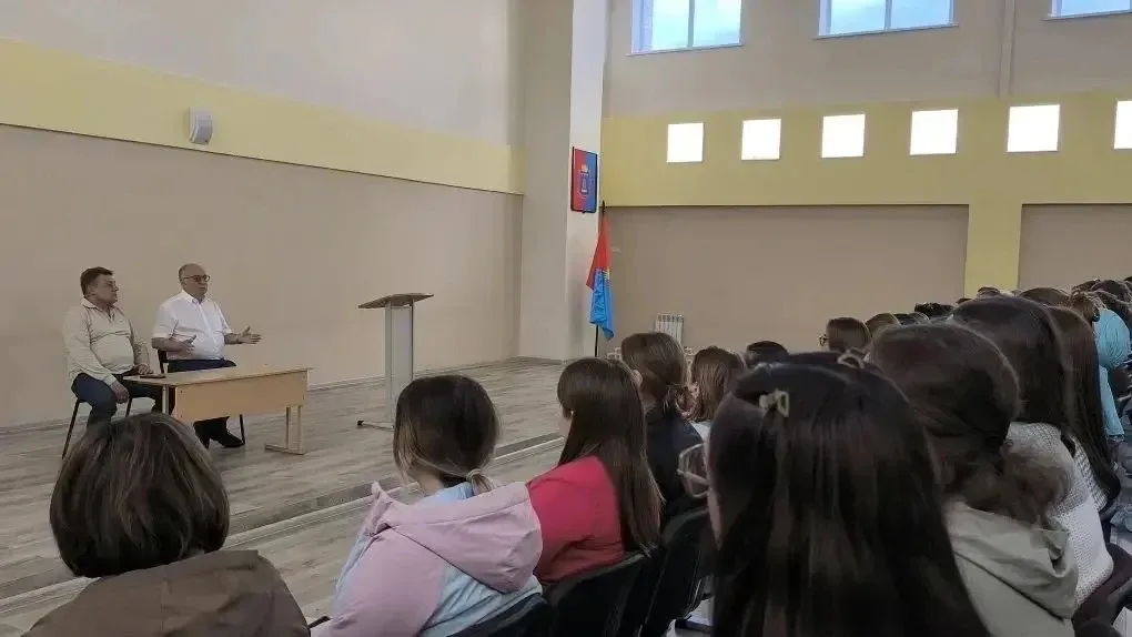 - Уважаемые котовчане! В школе №3 с углублённым изучением отдельных предметов прошло родительское со