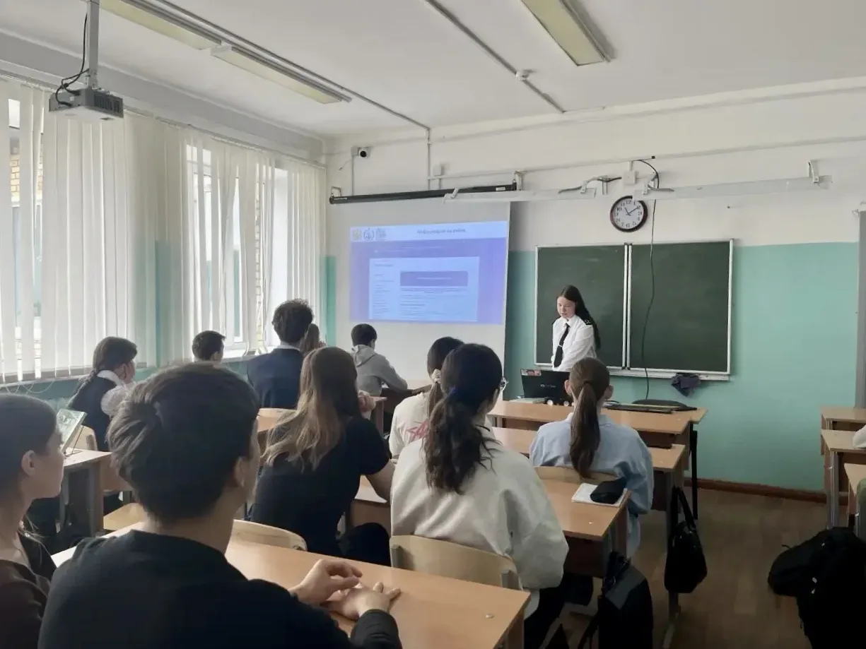 🙌 Активисты студенческого совета ИМРФ провели профориентационную встречу с учащимися 9-11 классов в 