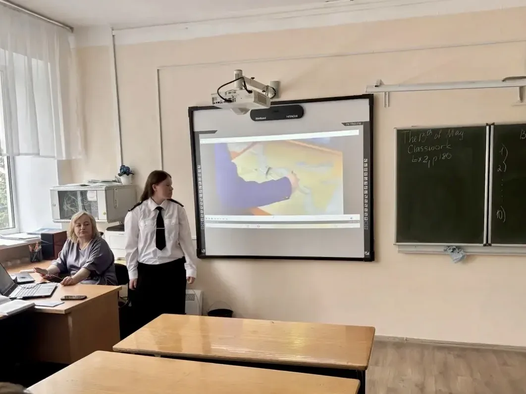 🙌 Активисты студенческого совета ИМРФ провели профориентационную встречу с учащимися 9-11 классов в 