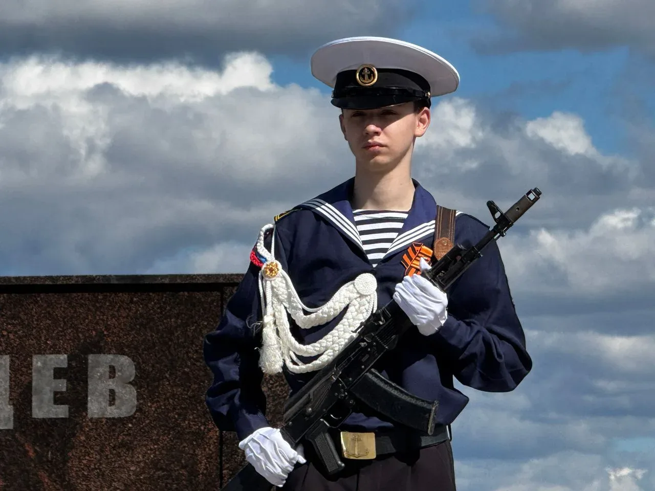 🎖️ Часовые памяти: курсанты Рыбинского речного училища имени В.И. Калашникова у Вечного огня      9 