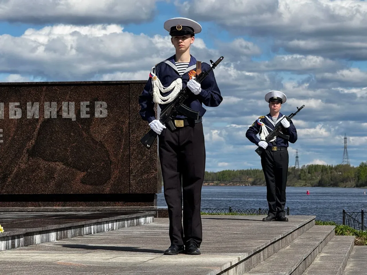 🎖️ Часовые памяти: курсанты Рыбинского речного училища имени В.И. Калашникова у Вечного огня      9 