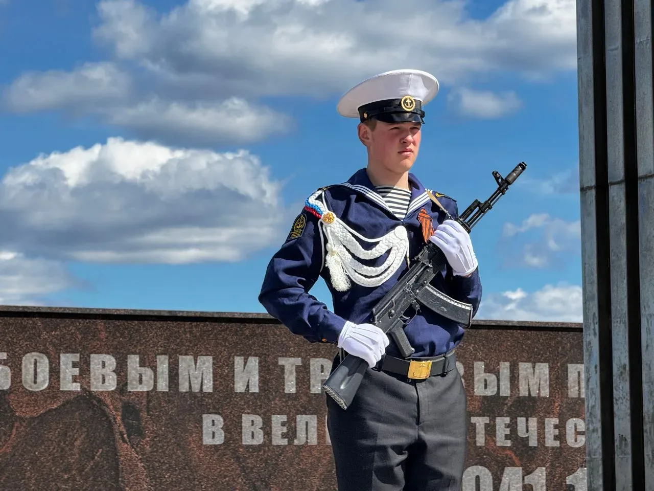 🎖️ Часовые памяти: курсанты Рыбинского речного училища имени В.И. Калашникова у Вечного огня      9 