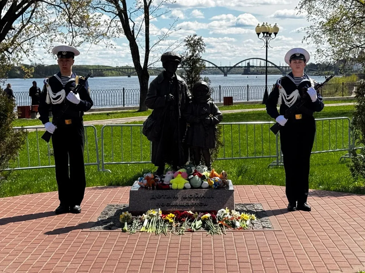 🎖️ Часовые памяти: курсанты Рыбинского речного училища имени В.И. Калашникова у Вечного огня      9 