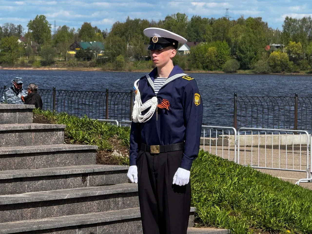 🎖️ Часовые памяти: курсанты Рыбинского речного училища имени В.И. Калашникова у Вечного огня      9 