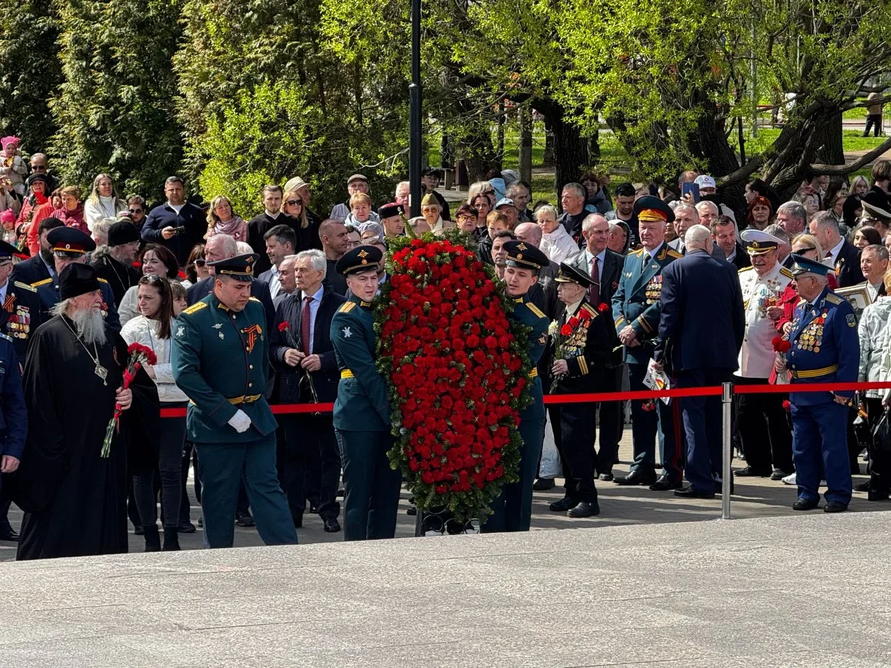 🎖️ Часовые памяти: курсанты Рыбинского речного училища имени В.И. Калашникова у Вечного огня      9 