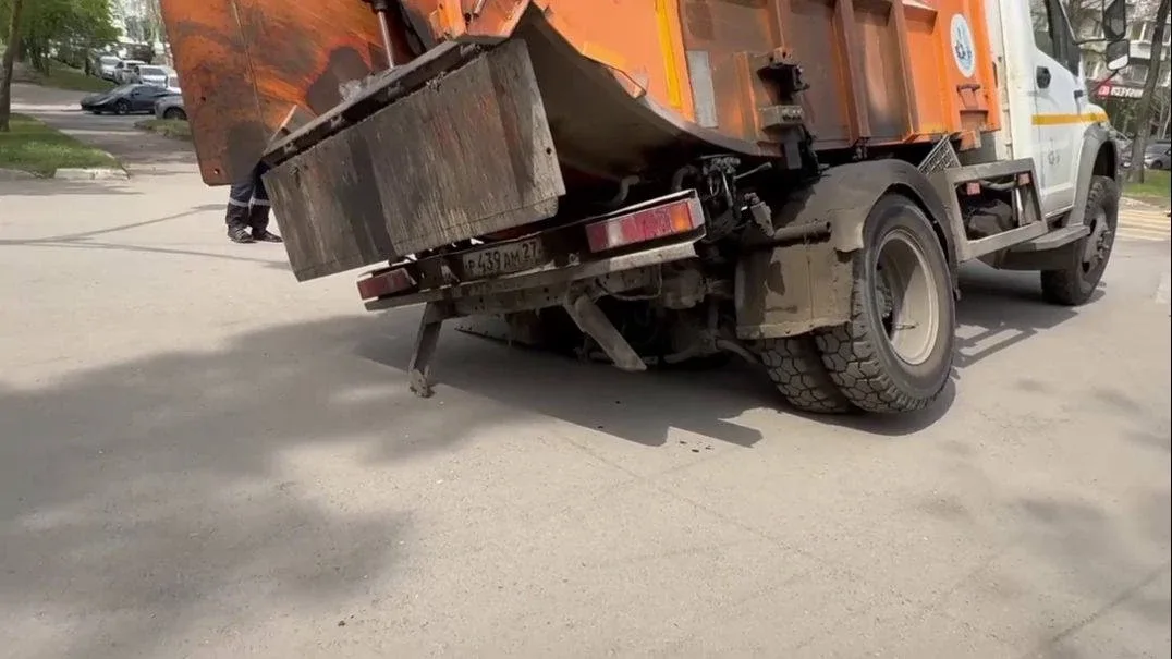 На Амурском бульваре мусоровоз провалился под асфальт  Во время движения мусоровоза асфальт не выдер