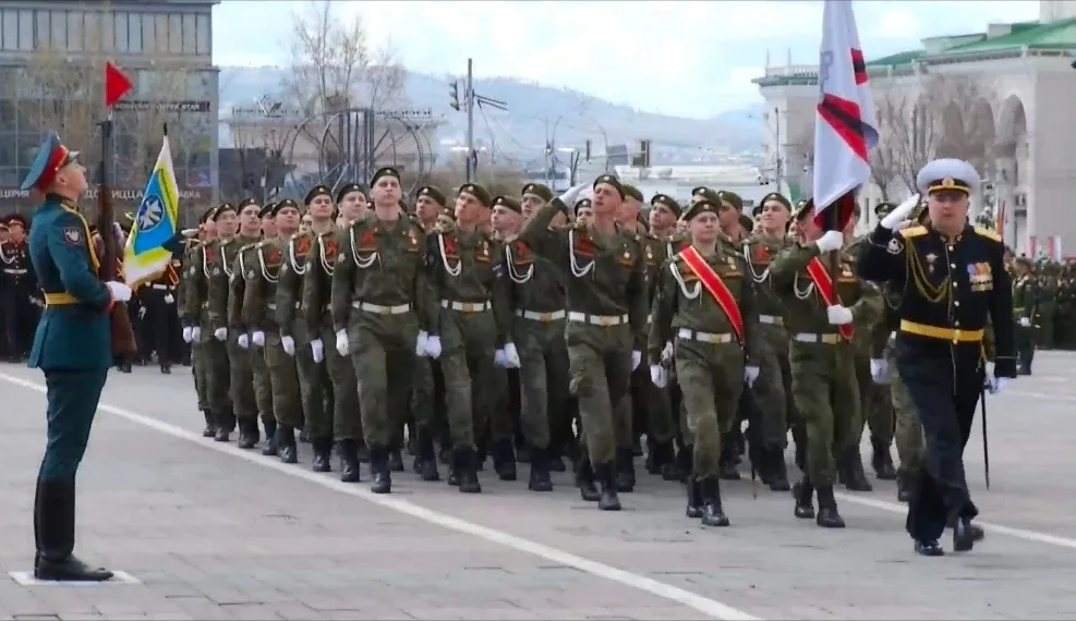 Курсанты Военного учебного центра – студенты БГУ: достойный шаг в строю Победы 🎖️  9 мая, в честь 81