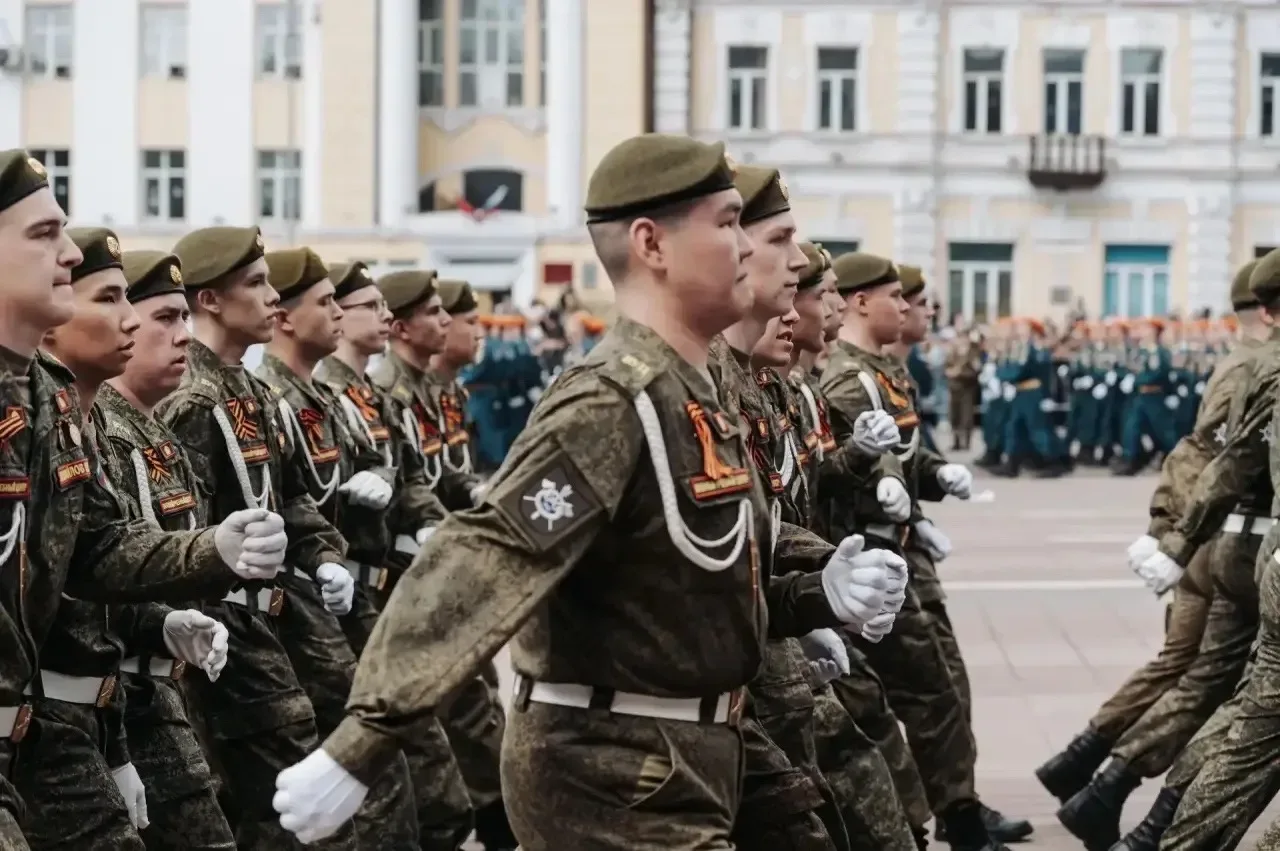 Курсанты Военного учебного центра – студенты БГУ: достойный шаг в строю Победы 🎖️  9 мая, в честь 81