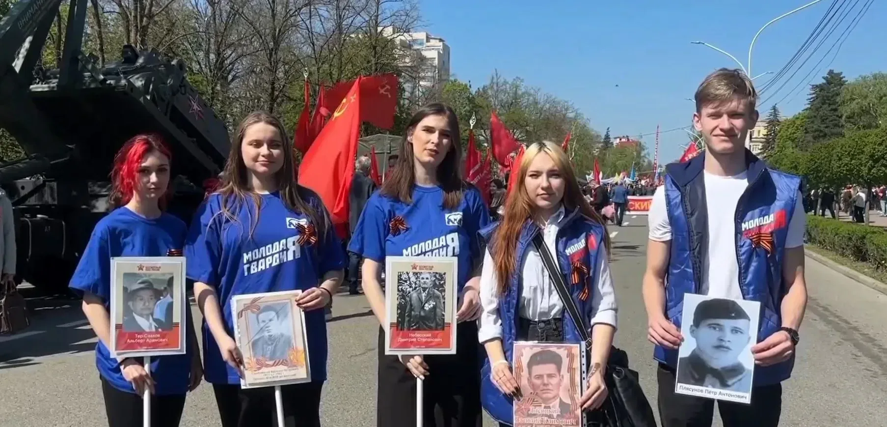 🇷🇺9 мая 2026 года в Ставрополе, как и по всей стране, тысячи людей вышли на улицы города, чтобы прин