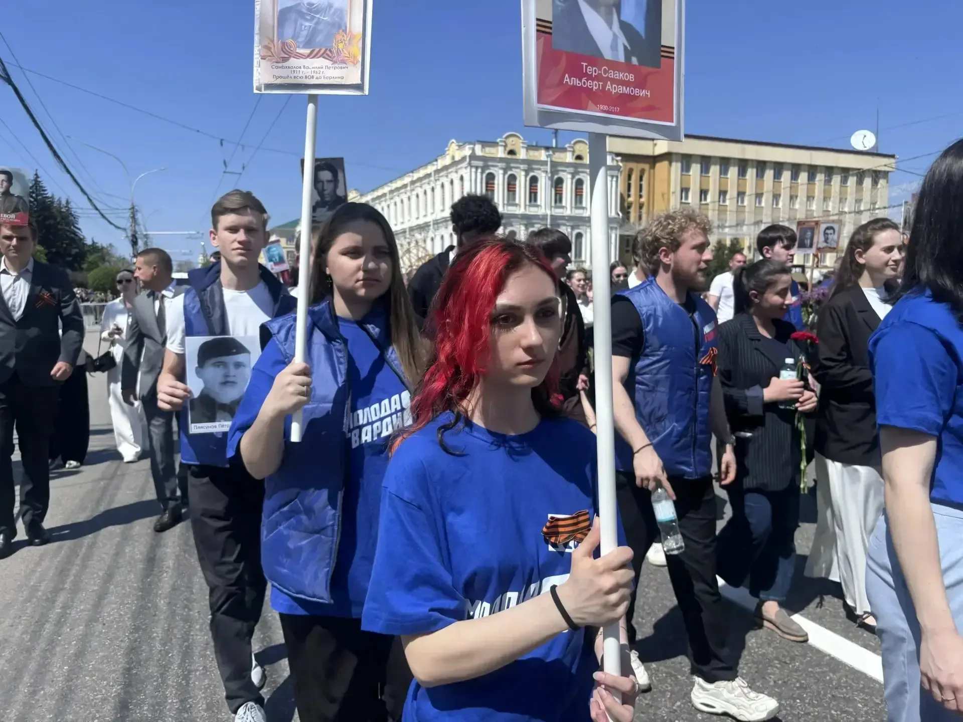 🇷🇺9 мая 2026 года в Ставрополе, как и по всей стране, тысячи людей вышли на улицы города, чтобы прин