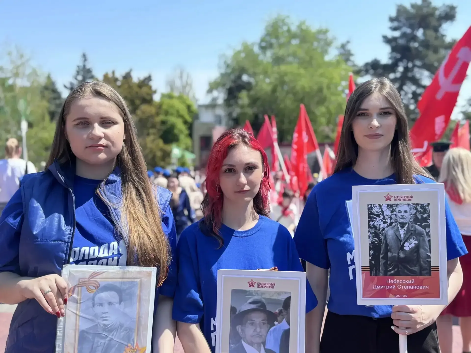 🇷🇺9 мая 2026 года в Ставрополе, как и по всей стране, тысячи людей вышли на улицы города, чтобы прин