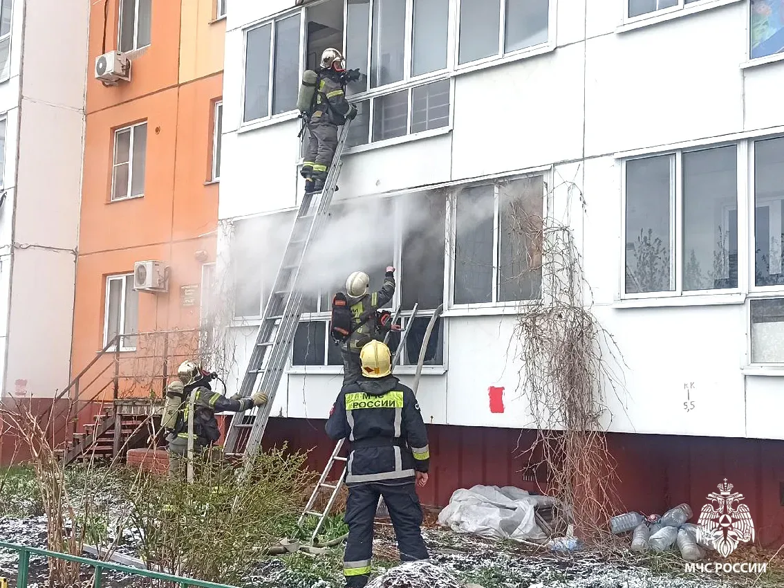 👨‍🚒Огнеборцы МЧС России эвакуировали 27 человек из жилого дома на переулке Овражном в Томске   🔥Сего