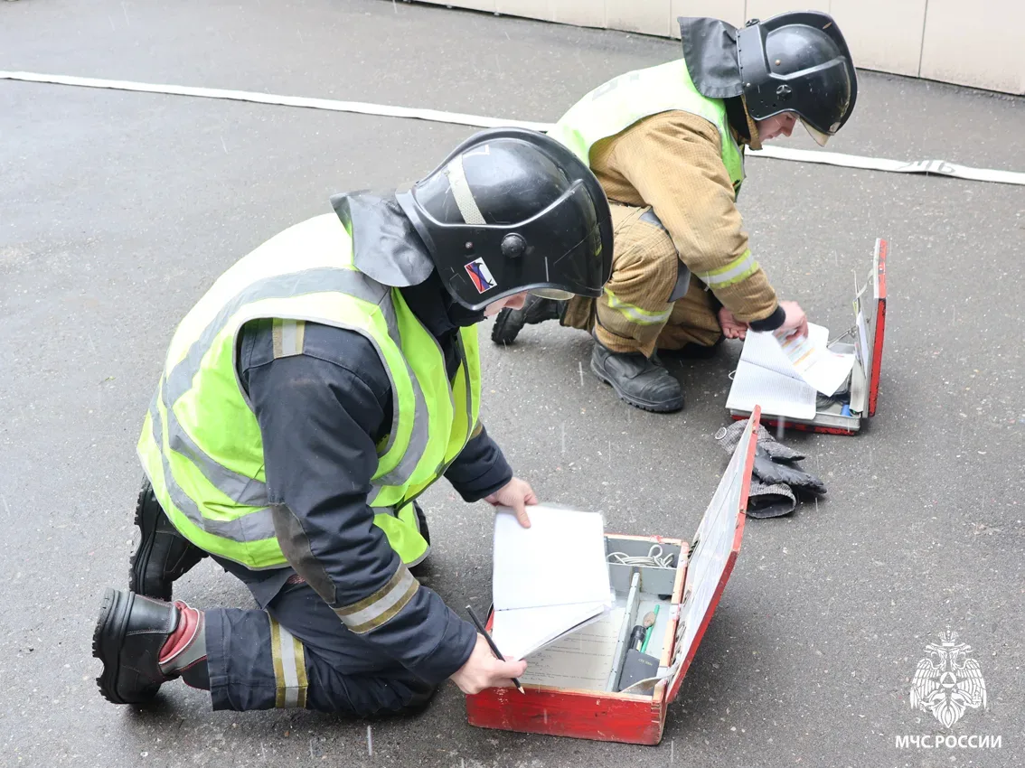👨‍🚒Спасатели МЧС России и студенты Томского колледжа отработали действия на пожаре   🏢В Томском госу