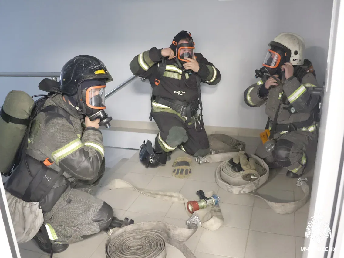 👨‍🚒Спасатели МЧС России и студенты Томского колледжа отработали действия на пожаре   🏢В Томском госу