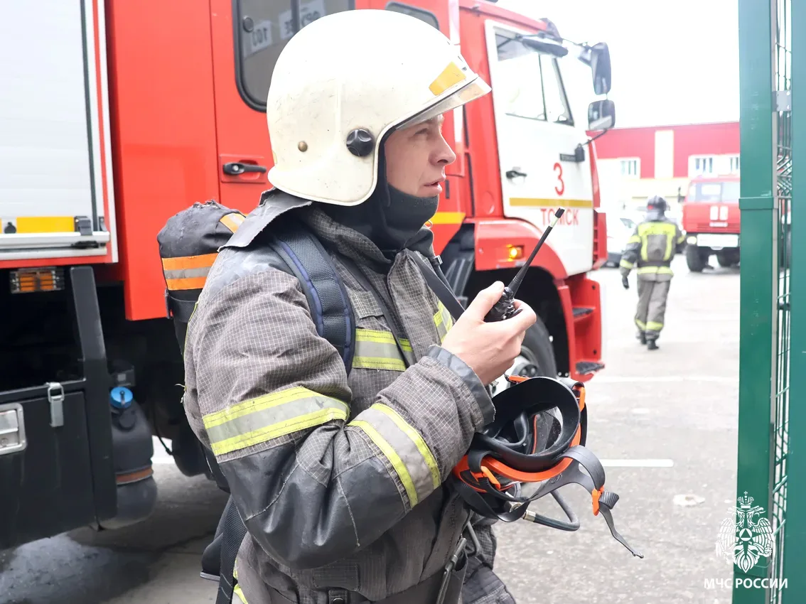 👨‍🚒Спасатели МЧС России и студенты Томского колледжа отработали действия на пожаре   🏢В Томском госу